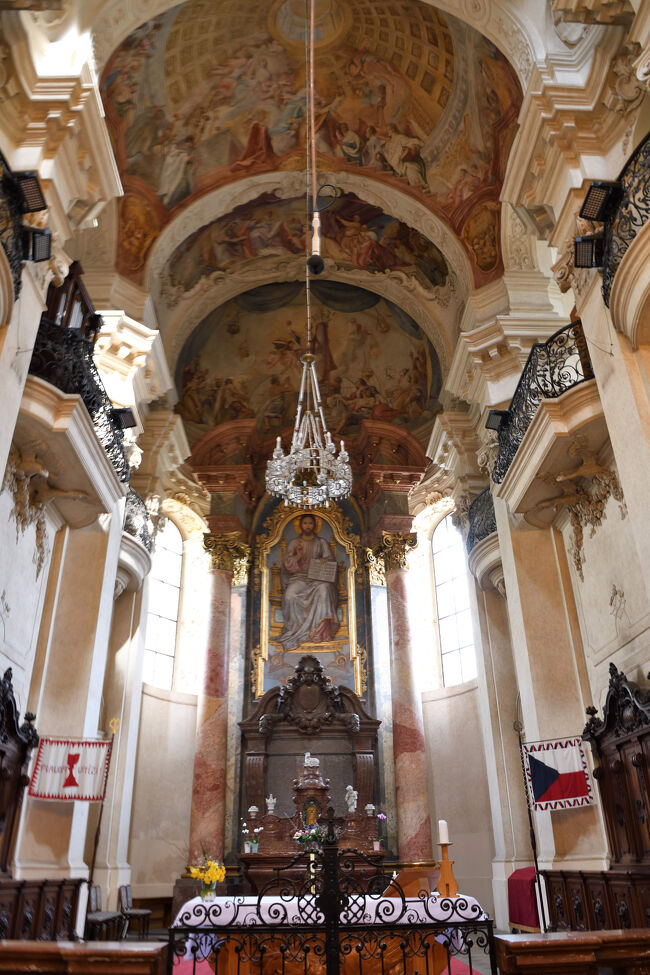 聖ミクラーシュ教会の主祭壇と天井画。<br /><br />見上げると、空間全体が一つの絵のようでした。