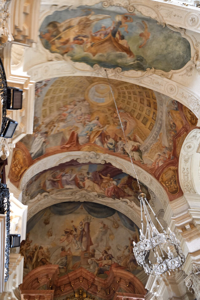天井全体に広がる宗教画。<br /><br />人物の動きや表情が生き生きとしていました。<br />