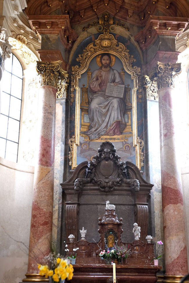 聖ミクラーシュ教会の主祭壇。<br /><br />キリスト像の背後にラテン語の聖句が刻まれていました。