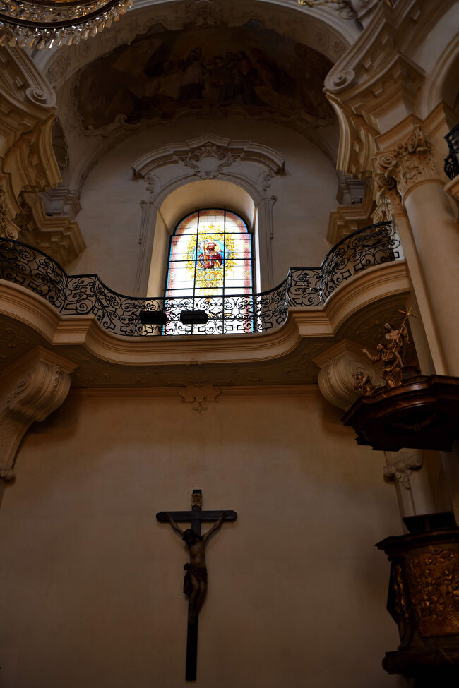 聖ミクラーシュ教会のステンドグラス。<br /><br />中央にキリスト像が描かれていました。