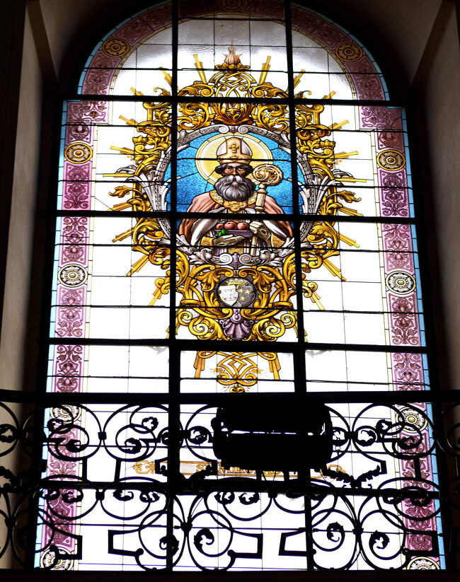 聖ミクラーシュ教会のステンドグラスを拡大。<br /><br />聖職者の姿と金色の装飾がはっきり見えました。