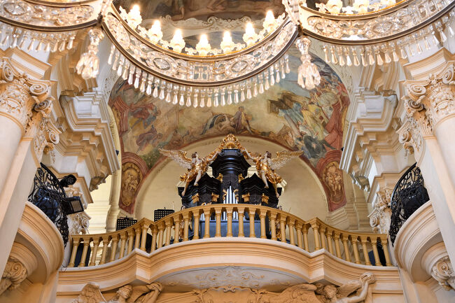 聖ミクラーシュ教会のオルガン。<br /><br />音は聞けませんでしたが、見た目だけでも十分に印象的です。