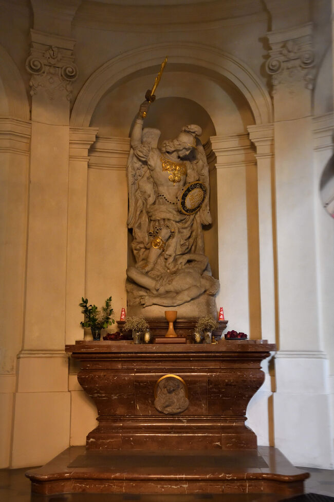 聖ミクラーシュ教会の一角にある大天使ミカエル像。<br /><br />金色の剣と盾を持ち、悪を踏みしめる姿が印象的でした。