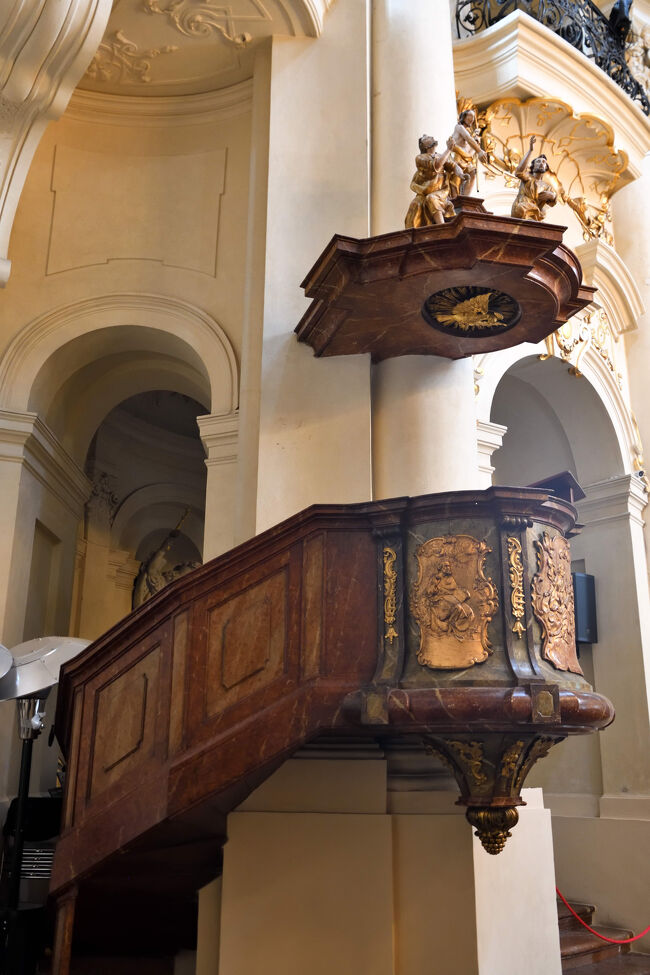 聖ミクラーシュ教会の説教台。<br /><br />階段付きの高い位置に設けられ、金色の装飾が目を引きました。