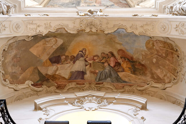 天井画<br /><br />「聖職者が人々に教えを伝えている様子を描いた天井画」で、知識や信仰が人から人へ伝えられていく場面を表しているように見えます。<br />