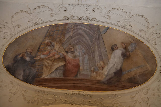 聖職者がひざまずく人に手を伸ばす場面