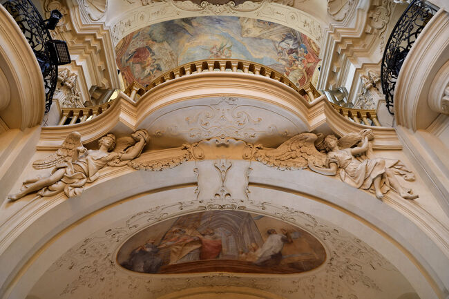 天井全体に細かいレリーフと宗教画が広がっていて、見上げると奥行きを感じます。