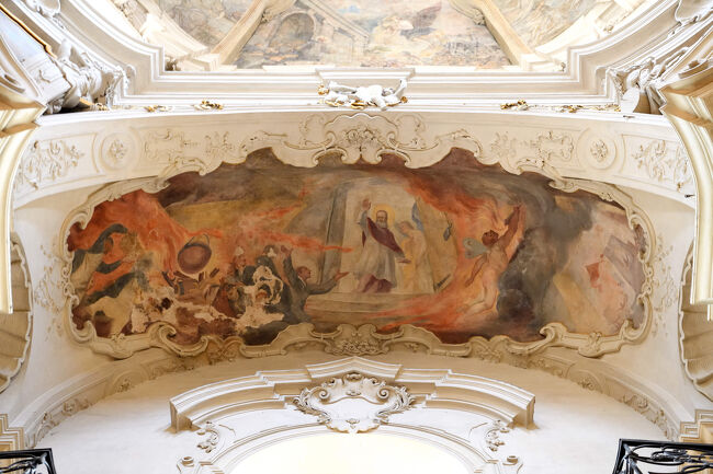 天井の中央に立つ人物が、光の中から現れるように描かれていて、まわりの人々の動きも迫力がありました。