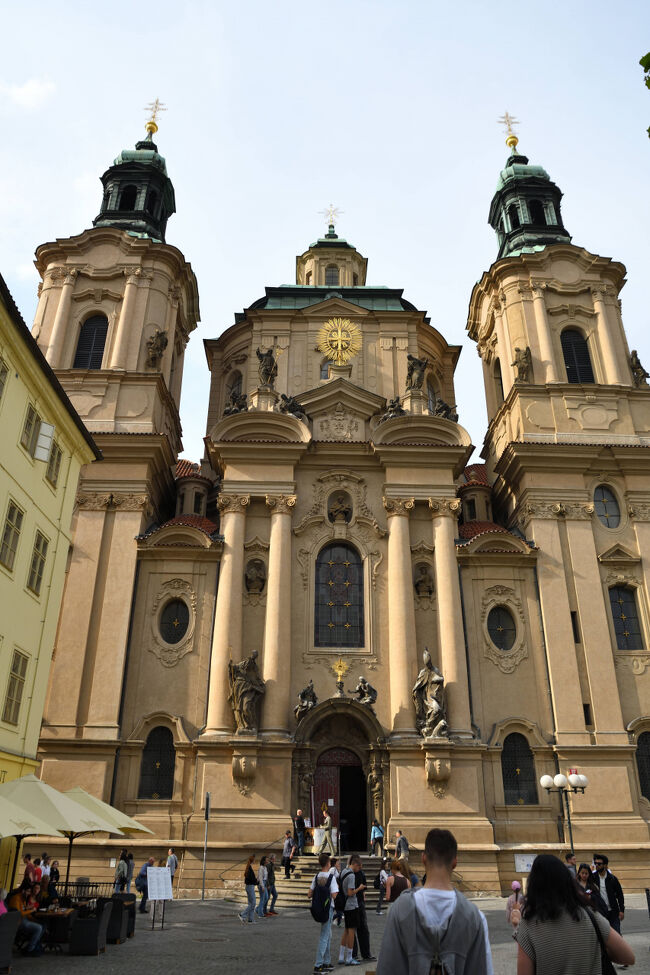 プラハの聖ミクラーシュ教会前にて。<br /><br />バロック様式の迫力に圧倒されました。<br />