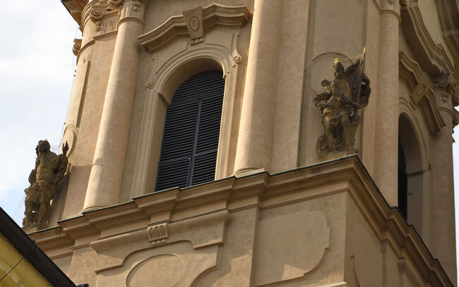 聖ミクラーシュ教会の壁面。<br /><br />彫像は保護ネット付きで、細部までしっかり作られています。