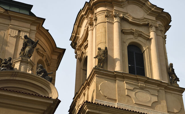 聖ミクラーシュ教会の彫像群。<br /><br />高い位置にも丁寧な造形が施されています。