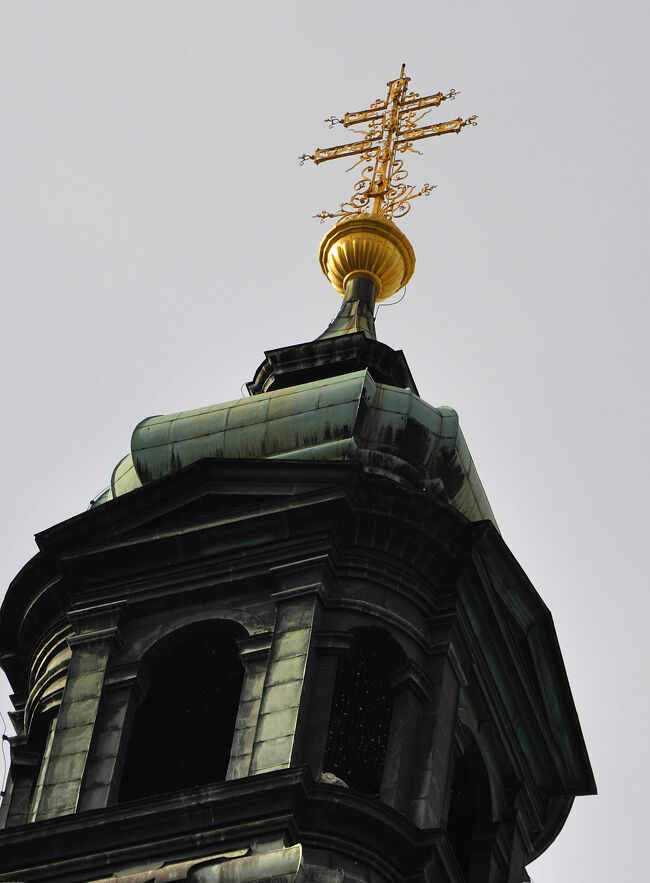 聖ミクラーシュ教会の塔の上部。<br /><br />緑のドームと金の装飾がよく調和しています。