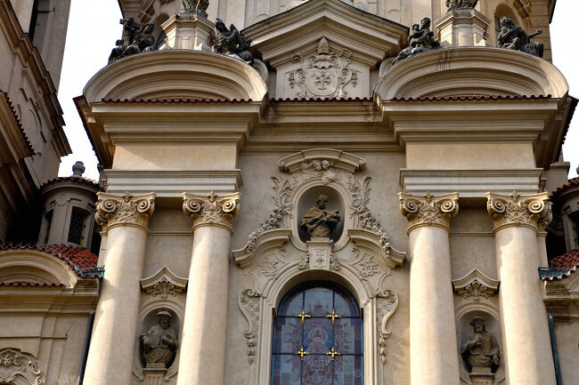 聖ミクラーシュ教会の別の面。<br /><br />ステンドグラスの上に盾の紋章と彫像が配置されていました。