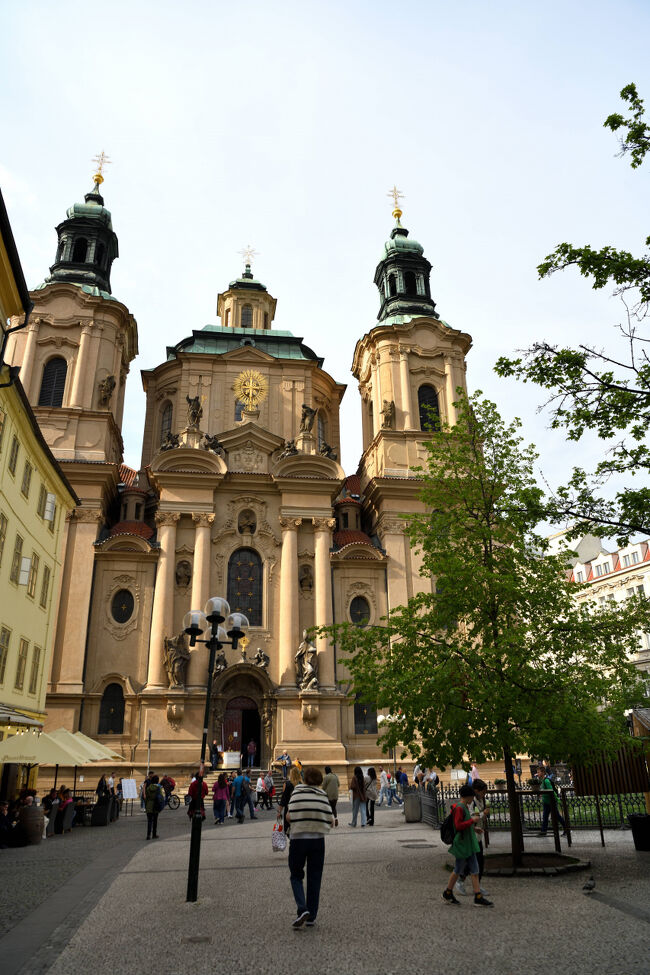 聖ミクラーシュ教会の外観は、緑のドームと金の装飾が青空に映えて、遠くからでもすぐに目に留まります。<br /><br />観光客が集まるのも納得の迫力でした。