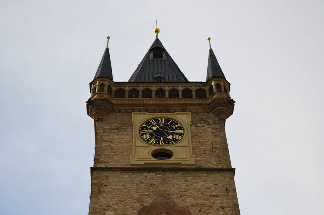 旧市庁舎（時計塔の上部）<br /><br />旧市庁舎の時計塔。石造りの塔に金の縁取りが映えて、時間を見上げる人が絶えません。<br /><br />