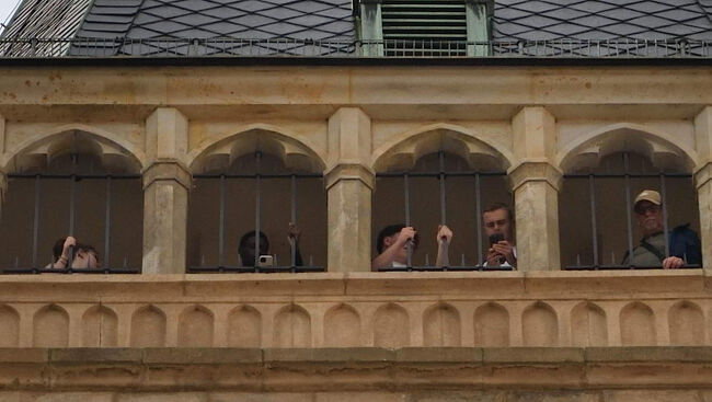 旧市庁舎（展望窓の人々）<br /><br />塔の上の窓から、観光客がひょっこり顔を出していました。眺めたり撮ったり、まるで“人間の鳩時計”のようでした。(^0^)<br /><br />