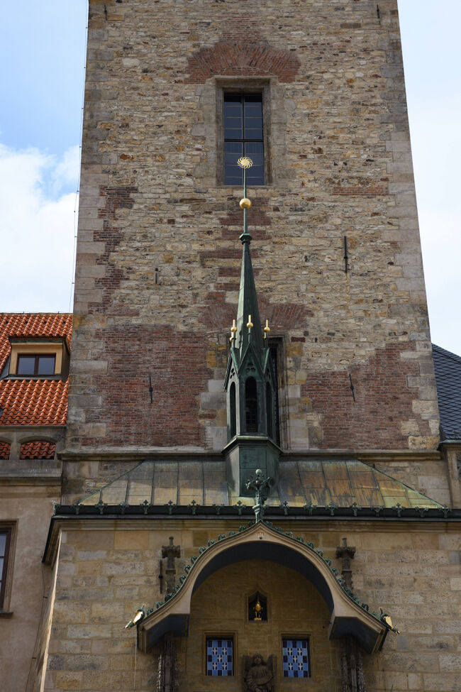 尖った塔のてっぺんに金の飾り。<br /><br />その下には像とステンドグラスがあり、細かい意匠がぎっしり詰まっていました。