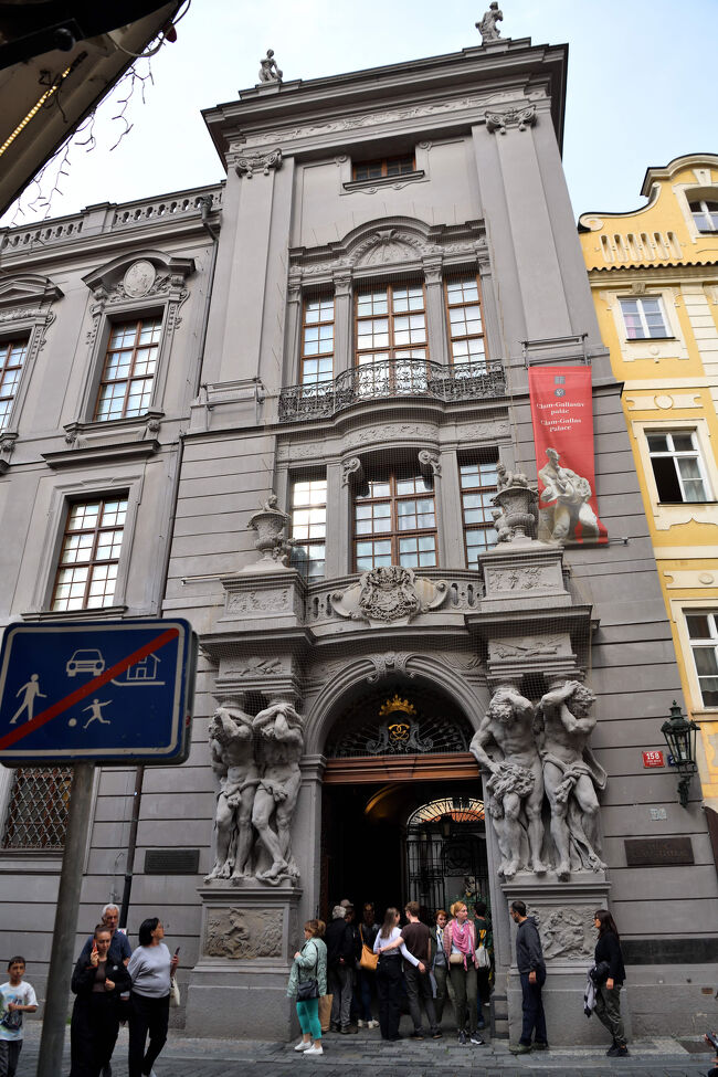 クラーム・ガラス宮殿の入口。<br /><br />力強い彫像に見守られながら、観光客が次々と中へ吸い込まれていきます。