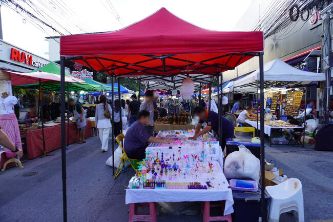 時刻は17:30頃。<br />道路は歩行者天国となり、たくさんのお店が並びます。<br /><br />商品は洋服や工芸品が多め。<br />ラインナップは、昨日のサタデーマーケットと大体同じように見えます。