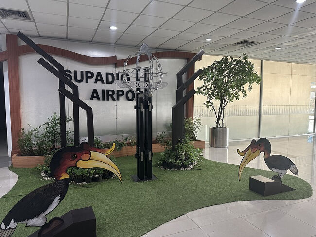 予定通り1時間半でポンティアナックの空港に到着。<br />あっとゆう間でした。