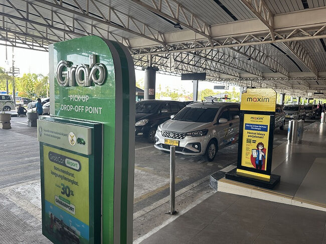 空港からホテルへはGrabタクシーを利用しました。<br />他にも空港タクシーのカウンターあり。<br />アプリで車を呼んで、写真のピックアップポイントで待つだけ。<br />小さい空港なので、車は5分ほどで来ました。<br /><br />空港から25分くらいの市内中心部のホテルまでで約1,200円でした。<br />ジャカルタより高い気がするのは観光地価格なのだろうか…。