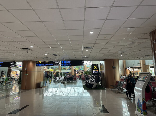 搭乗口のある待合ロビー。