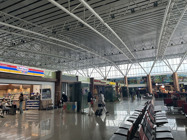 待合ロビーの周りにコンビニやレストランなど。