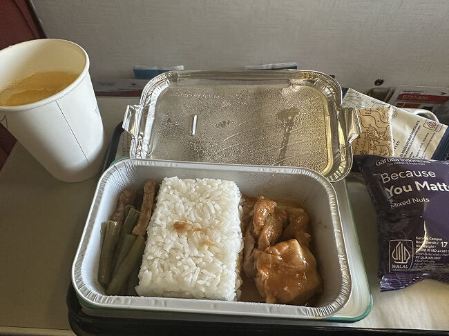 機内食。<br />行きと同じような感じ。<br />味はまぁまぁ。