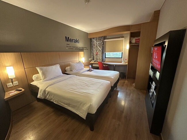 ◎客室<br />ツインベッドルーム。<br />部屋は間接照明のみなので暗いです。