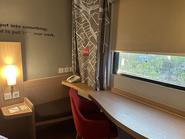 デスクとちょっと荷物が置けるソファ。