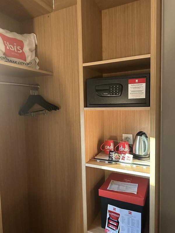 デスクの横の棚。<br />使い捨ての紙スリッパがありました。<br />