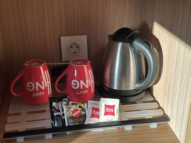 ティーセット。<br />ペットボトルの水はなく、各階のウォーターサーバーを利用します。<br />ちょっと面倒なので、初日にスーパーでペットボトルの水を買いました。