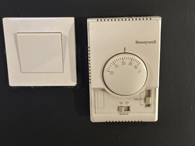 エアコン。<br />このタイプは調節が難しい。<br />効きはとてもよかったです。