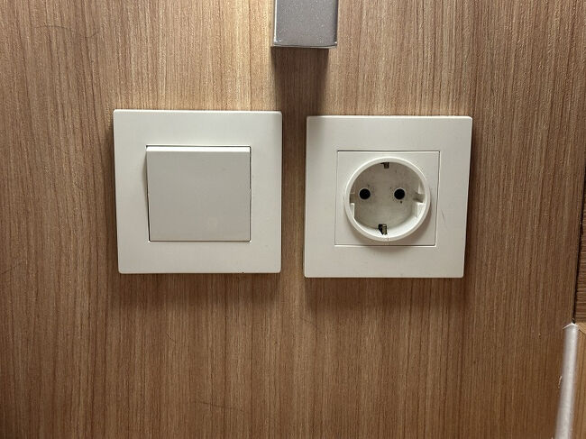 コンセントはインドネシアで一般的なCタイプ。<br />デスクの横に1つだけマルチタイプのコンセントがありました。<br />フリーWi-Fiがあったのですが、遅くてすぐに切れてしまうので使用せず。<br />