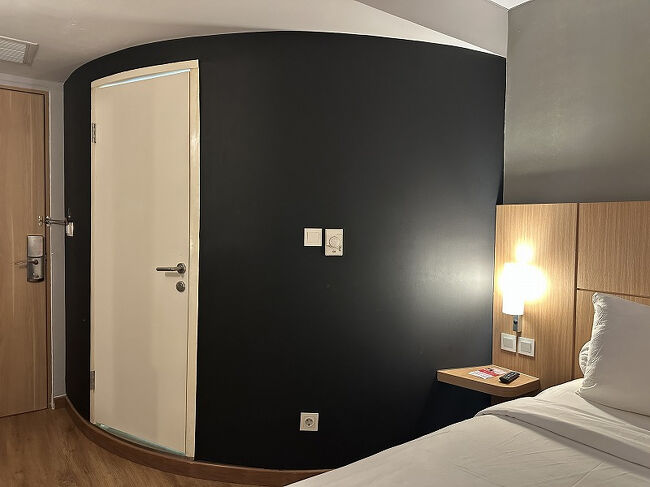 変わった形のバスルーム。<br />