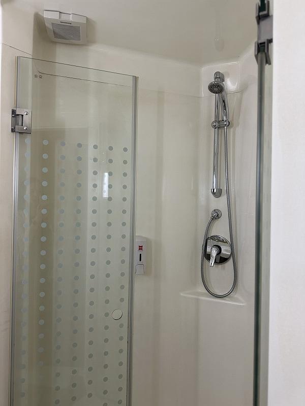 備え付けのポンプは、シャンプーとボディソープが一緒になったオールインワンタイプのみ。<br />持参したシャンプーなどを置く場所がなかったので不便でした。<br />お湯は普通に出ます。