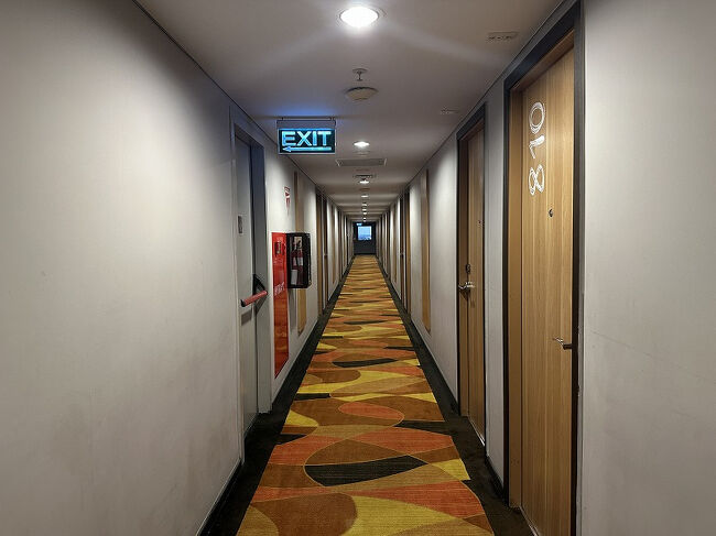 廊下。<br />私たちの部屋は8Fでした。