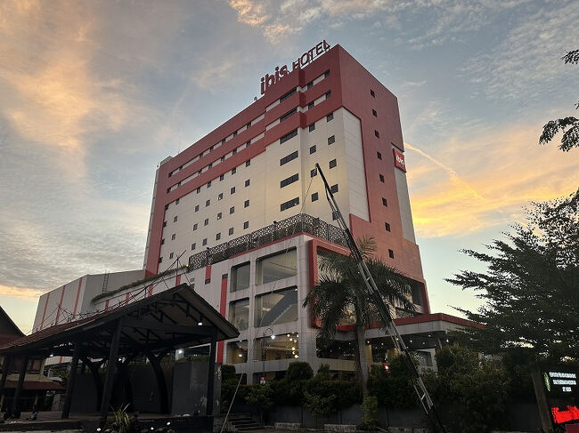 ◎ibis Pontianak City Center<br />ポンティアナック中心部で一通り設備が揃っている日本人向けのホテルというと、候補にあがるのは2～3つくらい。<br />私たちもその中から選びました。<br />街の中心部大通りに面しています。