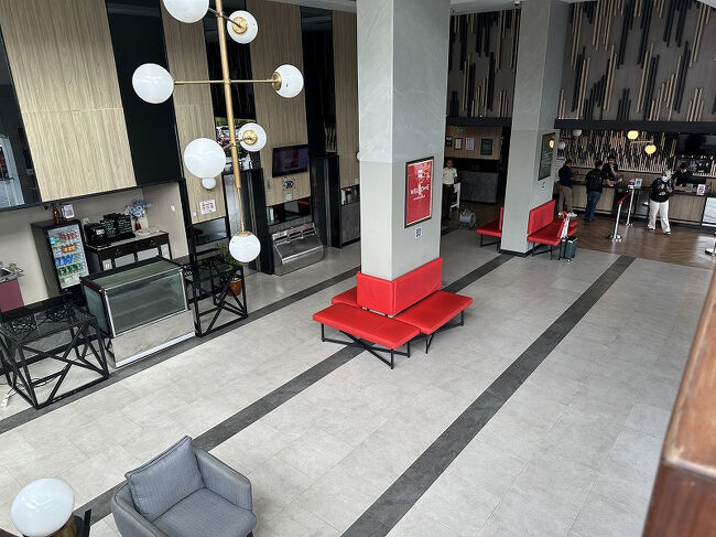 少し上から見たところ。<br />これくらいの広さです。<br />シティホテルとビジネスホテルの中間のような感じ？