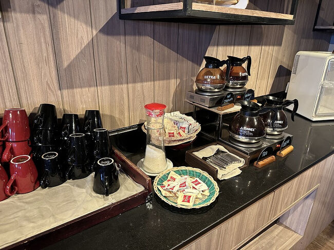 ホットドリンク。<br />紅茶かと思ったものはジャスミンティーでした。