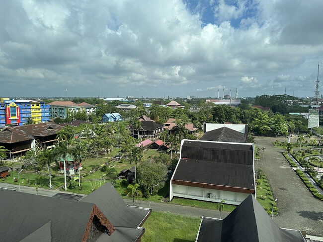 ホテルの部屋からの眺め。<br />隣の西カリマンタン博物館の敷地。<br />