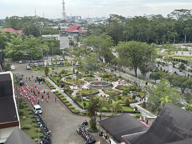 日曜日の朝、部屋の窓から外を見たらなにやら人が集まっています。