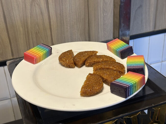 スイーツコーナー。<br />このレインボーなお菓子は食べる勇気がなかった…。