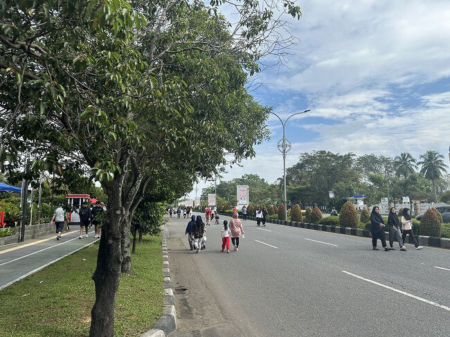 前の道路の一部が歩行者天国になっていました。