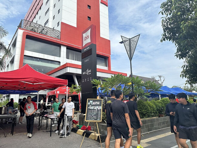 スポーツイベントっぽくて、ホテルの敷地にも朝食やドリンクを売る屋台が並んでいます。<br />これはこの日だけなのか、毎週日曜日なのかは分からず。<br />---------------------------------------------------------------<br />あまりいいことを書いていないのですが、おそらく他のホテルを選んでも同じような感じだと思うので、おおむね満足です。<br />料金は1泊約7,000円でした。