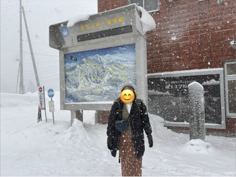 ホテルの送迎バスで玉造温泉駅まで送って頂きました。<br /><br />吹雪です。