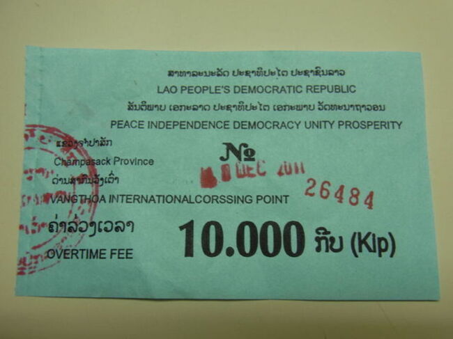 ラオス側の国境で、土曜日の午後4時の通過で手数料10,000キップ＝タイ40バーツ＝1.2USドルを要求されました。1ドルに値切って通過。