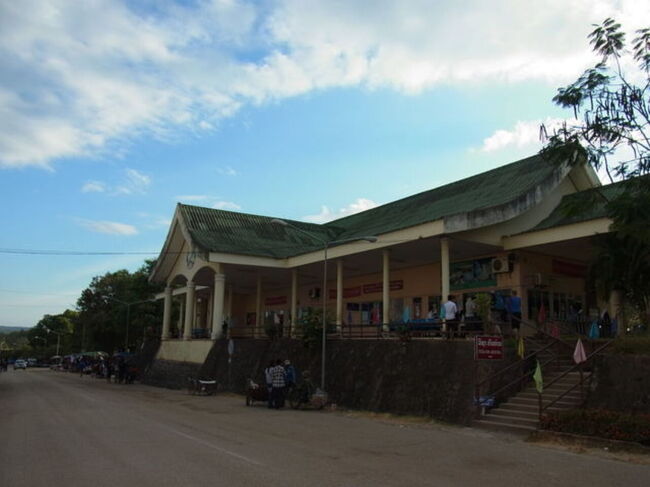 デッド島から船でナカサン、ナカサンからバスでパクセー、タイとの国境に戻って来ました。