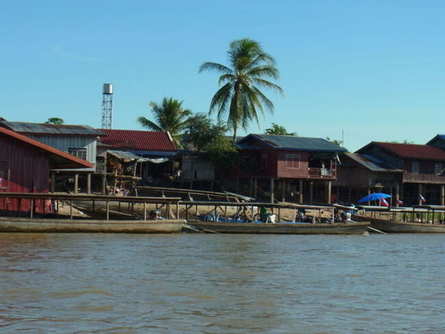 バスを降りてナカサン港からシーパンドンのデッド島へ渡ります。