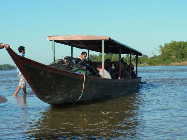 20人と20人分のバックパックが乗って満杯です。